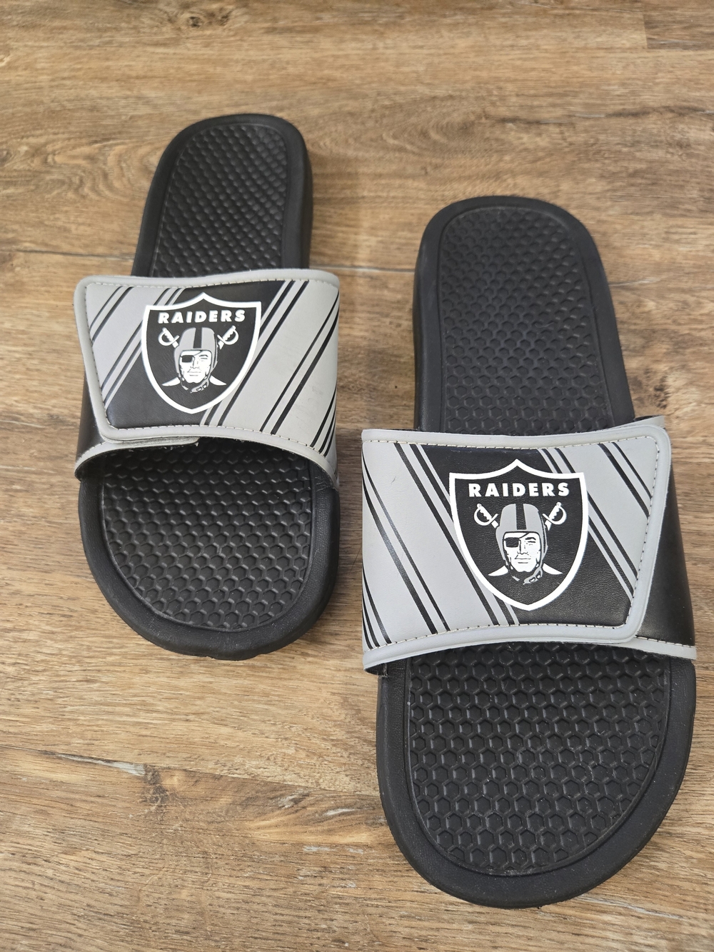 NFL Men's Raiders Black & Gray Slide Sandals